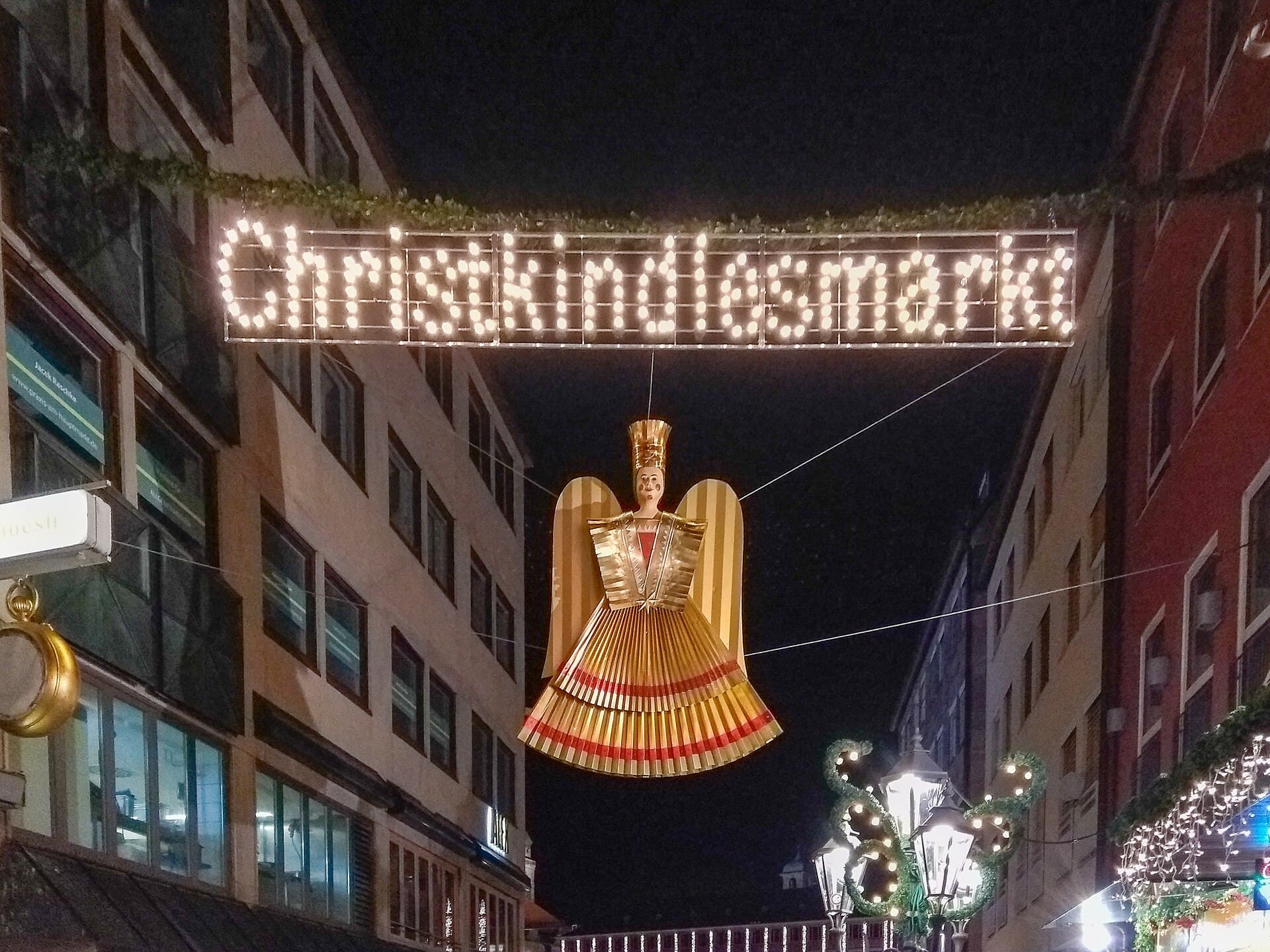 The Feuerzangenbowle kettles at the Fleischbrücke beside the Pegnitz with a burning sugar cone