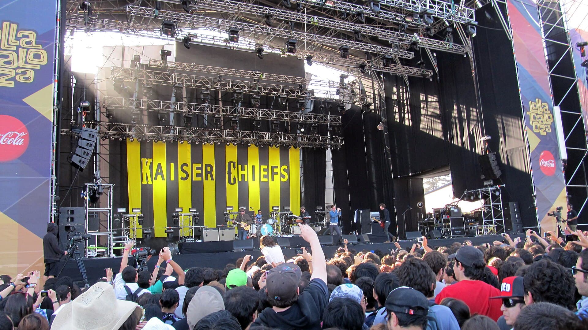 Cashless top-up kiosk with festival staff and a queue at Lollapalooza Chile