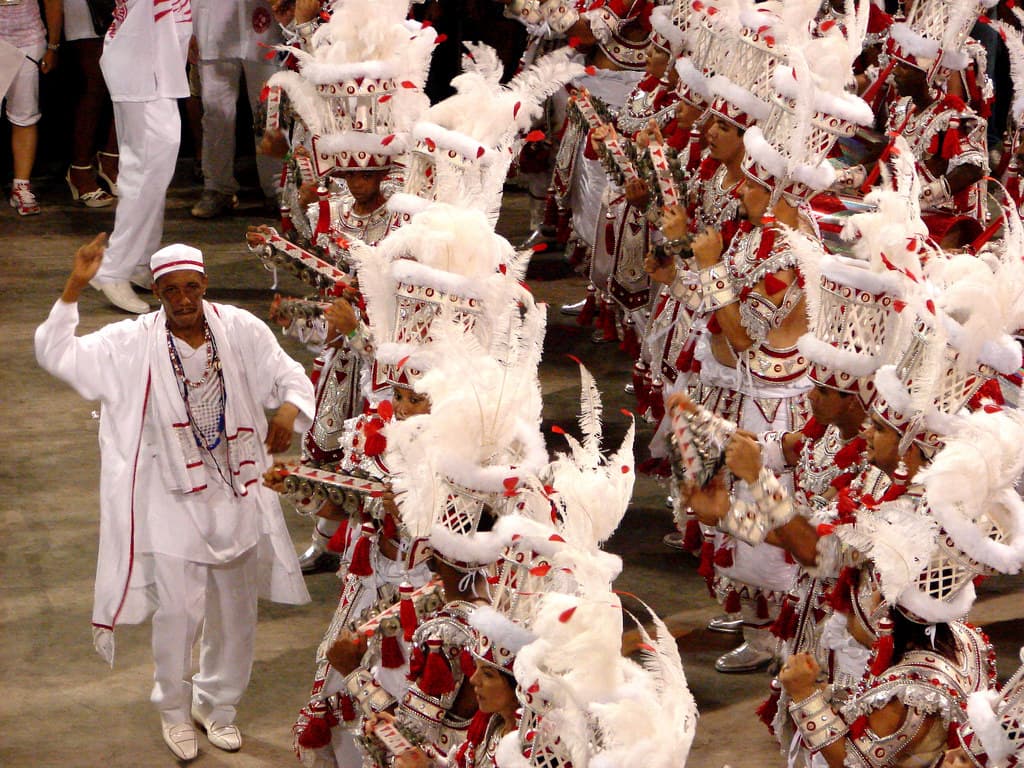 A samba school float and dancers crossing the avenue